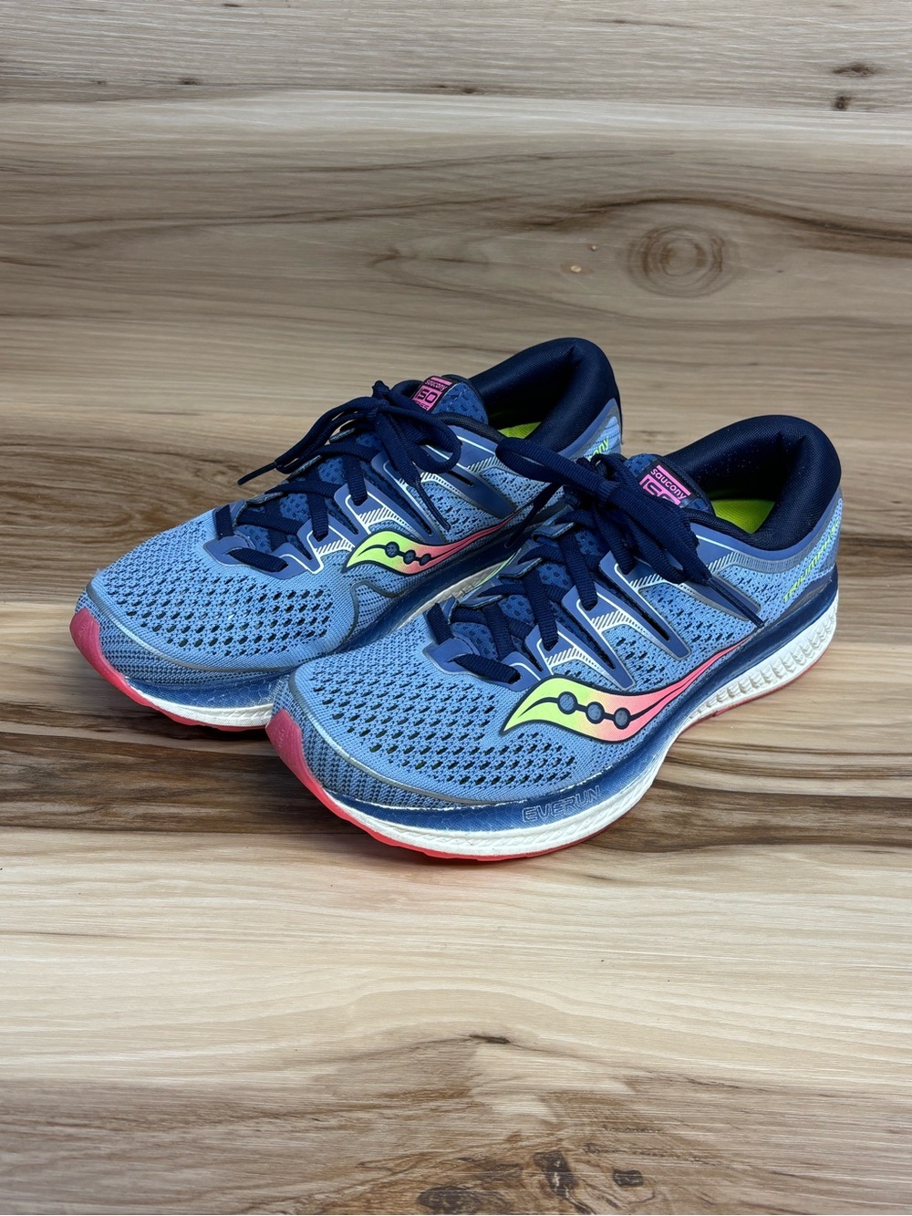 These are Saucony Triumph ISO 5 running shoes in blue size 9